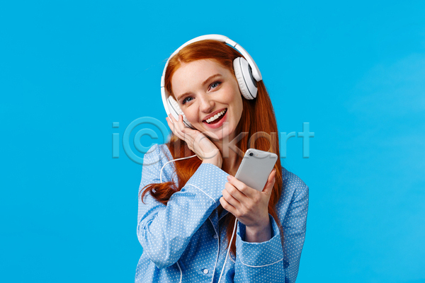 즐거움 성인 성인여자한명만 여자 한명 JPG 앞모습 포토 해외이미지 노래감상 들기 상반신 실내 웃음 파란색 헤드셋