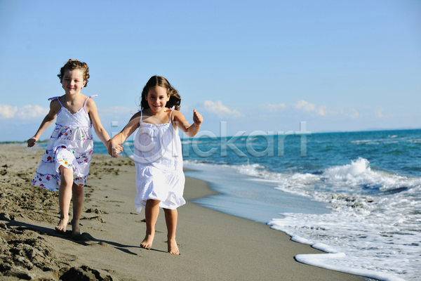 기쁨 함께함 행복 백인 사람 성인 소녀(어린이) 어린이 여자 JPG 포토 해외이미지 가족 계절 관계 달리기 라이프스타일 모래 무료 미소(표정) 바다 백그라운드 야외 언니 여행 옷 잡기 장난 주간 친구 휴가