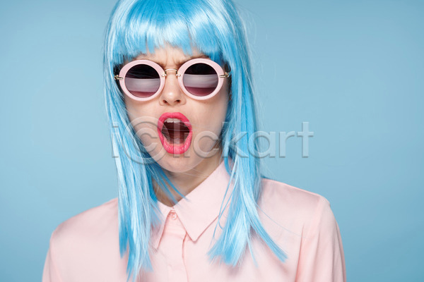 성인 성인여자한명만 여자 한명 JPG 앞모습 포토 해외이미지 가발 놀람 상반신 선글라스 입벌림 하늘색 힙스터