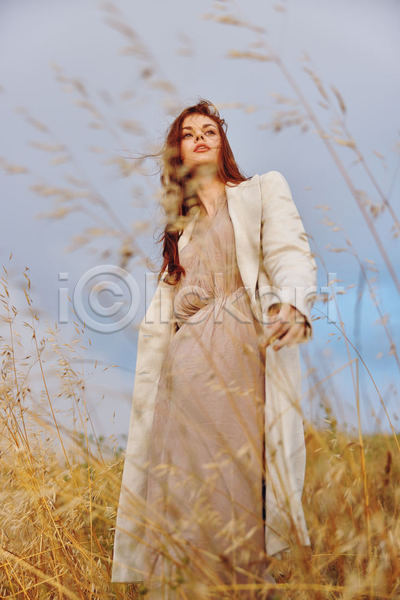 성인 성인여자한명만 여자 한명 JPG 로우앵글 옆모습 포토 해외이미지 가을(계절) 내추럴 밭 야외 자연 전신 주간 코트 하늘