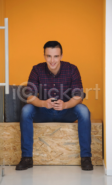 남자 성인 성인남자한명만 한명 JPG 앞모습 포토 해외이미지 들기 벽 비즈니스맨 사무실 스마트폰 앉기 업무 전신
