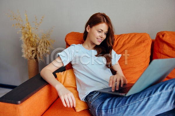 여유 휴식 백인 성인 성인여자한명만 여자 한명 JPG 옆모습 포토 해외이미지 노트북 상반신 소파 실내 앉기 집콕