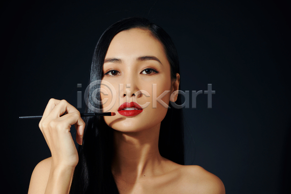 동양인 성인 성인여자한명만 여자 한명 JPG 앞모습 포토 해외이미지 검은색 들기 립브러쉬 뷰티 상반신 실내 화장