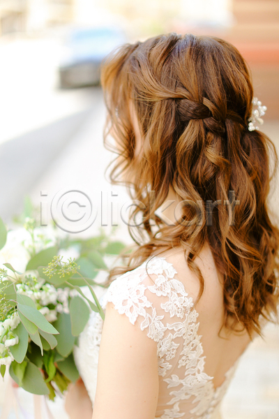 사랑 행복 사람 여자 한명 JPG 소프트포커스 포토 해외이미지 결혼 결혼식 고립 꽃 내추럴 드레스 디자인 머리 모델 백그라운드 뷰티 스타일 심플 유행 자연 초록색 헤어스타일 흰색