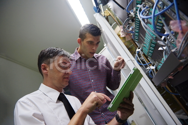 남자 두명 성인 성인남자만 JPG 앞모습 옆모습 포토 해외이미지 가리킴 관리 들기 비즈니스맨 상반신 서버 서버실 센터 시스템 실내 자료 태블릿