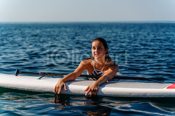 성인 성인여자한명만 여자 한명 JPG 앞모습 포토 해외이미지 떠있는 바다 상반신 서핑 서핑보드 수영복 수평선 야외 응시 잡기 주간 하늘