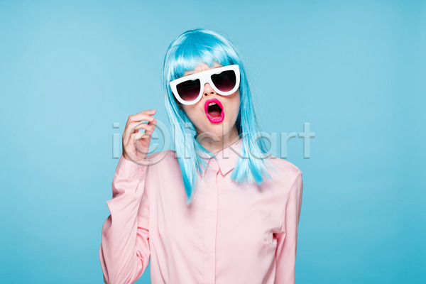 성인 성인여자한명만 여자 한명 JPG 앞모습 포토 해외이미지 가발 상반신 선글라스 입벌림 하늘색 힙스터