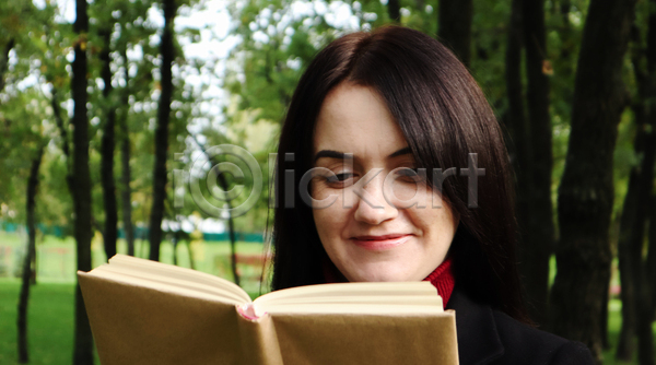 스마트 행복 휴식 백인 사람 성인 여자 한명 JPG 포토 해외이미지 1 갈색머리 공원 교육 독서 라이프스타일 머리 문학 미소(표정) 뷰티 스터디 야외 얼굴 여름(계절) 응시 읽기 자연 책 초록색 학생 학습