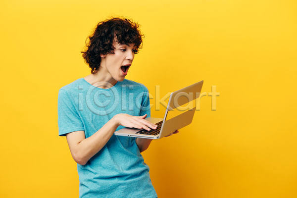 남자 백인 성인 성인남자한명만 한명 JPG 앞모습 포토 해외이미지 노란색 노트북 놀람 비즈니스맨 상반신 컴퓨터 타이핑