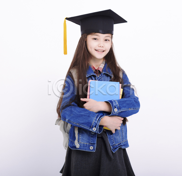 스마트 행복 10대 십대여자한명만 여자 한명 JPG 앞모습 포토 해외이미지 가방 들기 미소(표정) 상반신 셔츠 책 청자켓 체크무늬 학사모 학생 흰배경