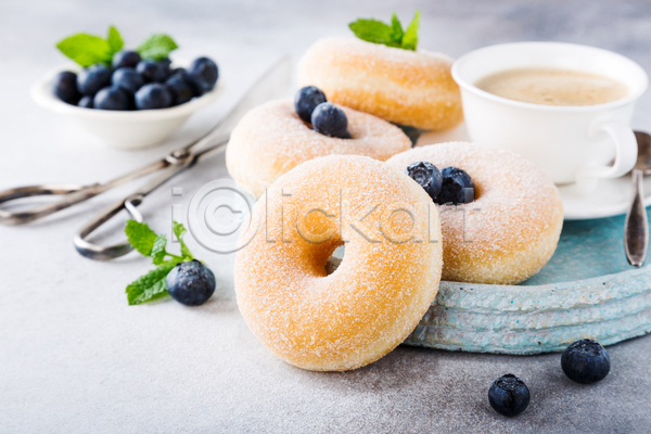 달콤 사람없음 JPG 포토 해외이미지 가위(도구) 도넛 민트 블루베리 실내 접시 커피 커피잔 컵받침 티스푼 흰배경