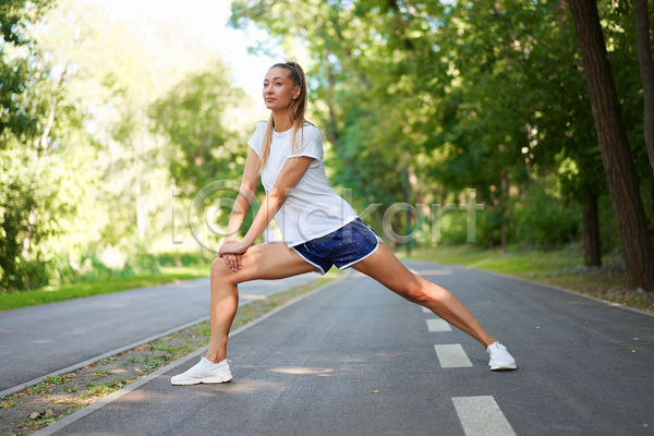 따뜻함 준비 백인 사람 성인 여자 한명 JPG 포토 해외이미지 건강 공원 달리기 달리기선수 도로 라이프스타일 셔츠 숲 스트레칭 스포츠 아침 야외 여름(계절) 연습 운동 운동복 운동선수 조깅 초록색 흰색