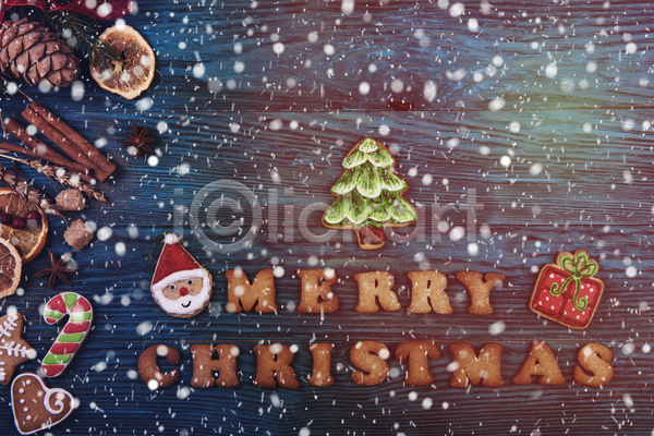 사람없음 JPG 포토 해외이미지 나무배경 메리크리스마스 산타모양 선물상자 실내 진저쿠키 쿠키 크리스마스 크리스마스트리모양쿠키
