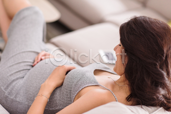 여유 휴식 성인 성인여자한명만 여자 한명 JPG 아웃포커스 옆모습 포토 해외이미지 감싸기 상반신 실내 앉기 앳홈라이프 임산부 임신 집콕