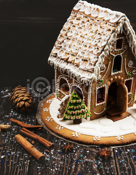 사람없음 JPG 포토 해외이미지 과자집 나무배경 솔방울 시나몬스틱 실내 쿠키 크리스마스 크리스마스트리모양쿠키