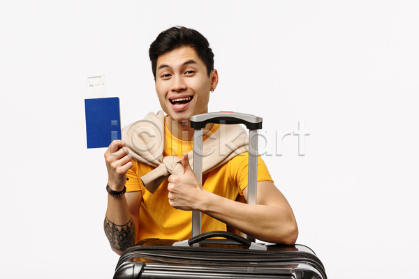 남자 성인 성인남자한명만 한명 JPG 앞모습 포토 해외이미지 따봉 상반신 실내 여권 여행 여행객 웃음 캐리어 흰배경
