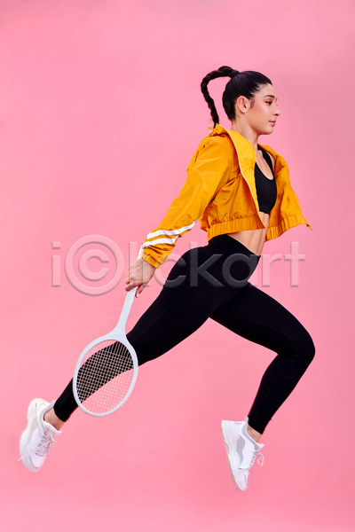 성인 성인여자한명만 여자 한명 JPG 옆모습 포토 해외이미지 들기 레깅스 분홍색배경 실내 운동 운동복 전신 점프 카피스페이스 테니스 테니스라켓 포즈