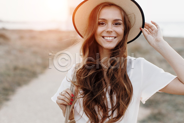 기쁨 행복 백인 사람 성인 여자 한명 JPG 포토 해외이미지 갈색머리 건강 고립 공원 긍정 내추럴 라이프스타일 모델 미소(표정) 백그라운드 뷰티 야외 얼굴 여름(계절) 유행 응시 자연 카피스페이스 팔 표현 흰색