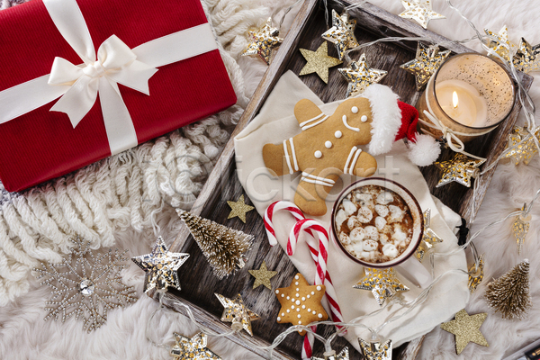 사람없음 JPG 포토 하이앵글 해외이미지 미니트리 선물상자 실내 지팡이사탕 진저맨 진저쿠키 코코아 쿠키 크리스마스 크리스마스용품 향초