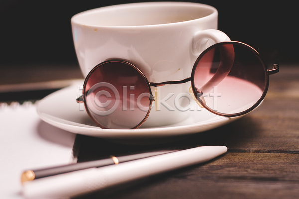 사람없음 JPG 포토 해외이미지 비즈니스 사무용품 선글라스 오브젝트 커피잔 탁자 펜