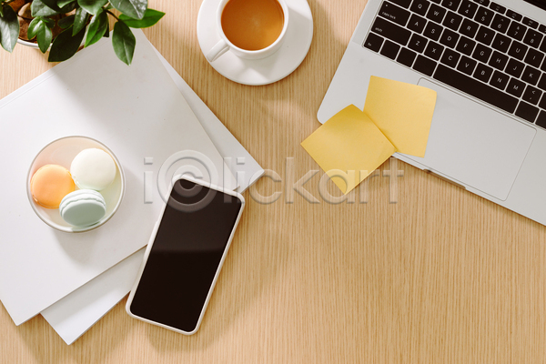 티타임 사람없음 JPG 포토 해외이미지 나무배경 노트북 마카롱 스마트폰 실내 커피 커피잔 포스트잇