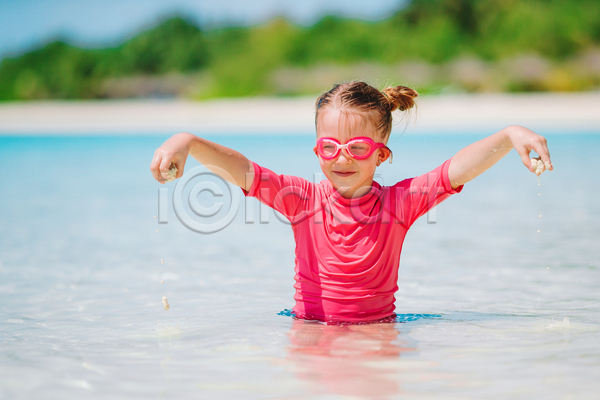 휴식 소녀(어린이) 소녀한명만 어린이 여자 한명 JPG 앞모습 포토 해외이미지 들기 라이프스타일 모래 몰디브 물안경 미소(표정) 바다 바캉스 상반신 선글라스 수영복 야외 여름(계절) 여름휴가 여행 주간
