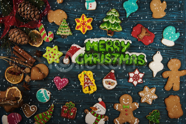 사람없음 JPG 포토 하이앵글 해외이미지 나무배경 눈사람 메리크리스마스 산타모양 실내 진저맨 진저쿠키 쿠키 크리스마스