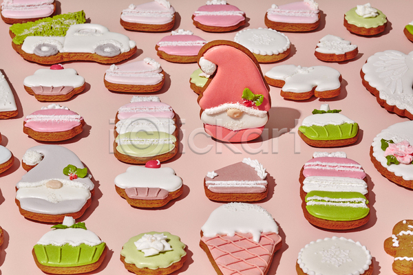 달콤 사람없음 JPG 포토 하이앵글 해외이미지 백그라운드 분홍색배경 설탕 진저쿠키 크리스마스요정 패턴