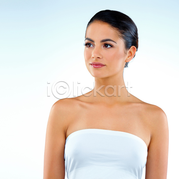우아함 성인 성인여자한명만 여자 한명 JPG 앞모습 포토 해외이미지 모델 백그라운드 뷰티 상반신 수건 응시 카피스페이스 피부