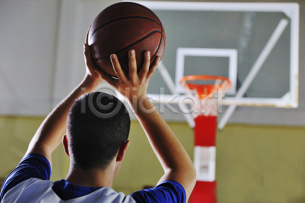 청춘(젊음) 남자 성인 성인남자한명만 한명 JPG 뒷모습 포토 해외이미지 농구 농구공 농구대 농구장 들기 상반신 슛 실내 점프
