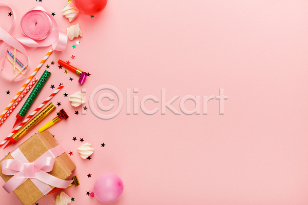 즐거움 축하 사람없음 JPG 포토 하이앵글 해외이미지 리본 마시멜로우 별 분홍색배경 생일 선물상자 실내 카피스페이스 파티 풍선 피리나팔