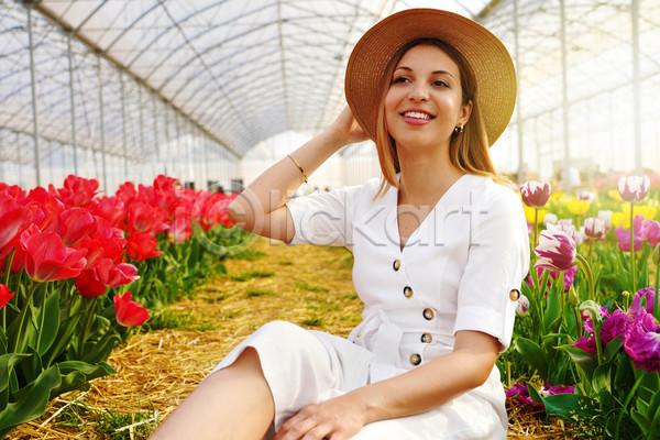 러블리 여유 행복 사람 여자 한명 JPG 포토 해외이미지 긍정 꽃 네덜란드 농업 농장 드레스 맑음 미소(표정) 밀짚모자 벚꽃 봄 뷰티 빨간색 앉기 야외 여름(계절) 여름옷 온실 자연 정원 주말 카피스페이스 튤립 휴가 흰색