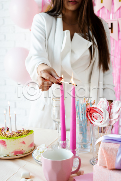 축하 행복 백인 사람 성인 성인여자한명만 여자 한명 JPG 포토 해외이미지 분홍색 상반신 이벤트 초 촛불 케이크 탁자 파티
