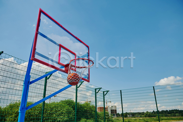 청춘(젊음) 사람없음 JPG 포토 해외이미지 건물 나무 농구 농구공 농구대 농구장 철창 풍경(경치) 하늘