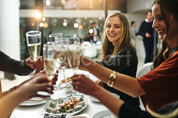 청춘(젊음) 축하 함께함 행복 20대 두명 성인 성인여자만 신체부위 여자 JPG 옆모습 포토 해외이미지 그룹 들기 미소(표정) 상반신 샴페인 샴페인잔 손 식당 실내 앉기 잡기 저녁식사 친구 탁자 파티