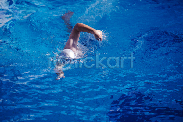 남자 성인 성인남자한명만 한명 JPG 앞모습 포토 해외이미지 근육질 물 수영 수영선수 수영장 스포츠 실내 운동 전신 파란색