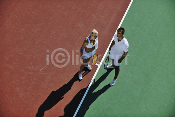 남자 두명 성인 성인만 여자 JPG 옆모습 포토 하이앵글 해외이미지 그림자 서기 야외 올려보기 전신 주간 테니스 테니스라켓 테니스복 테니스선수 테니스장