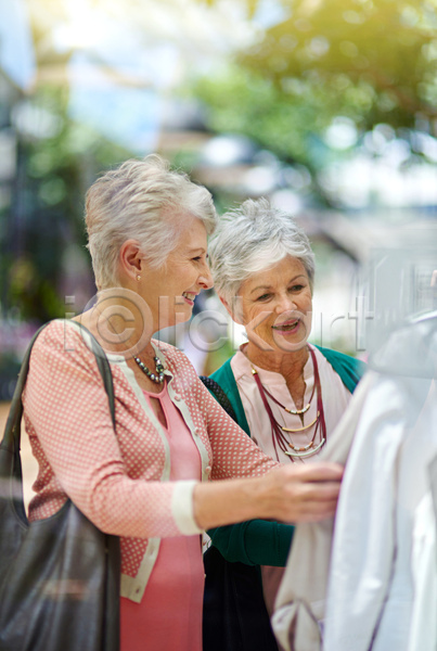 우정 함께함 행복 노년 노인여자만 두명 성인 여자 JPG 앞모습 옆모습 포토 해외이미지 가방 라이프스타일 상반신 상점 쇼핑 실내 응시 잡기 친구