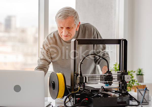 남자 노년 노인남자한명만 한명 JPG 앞모습 포토 해외이미지 3D프린터 4차산업 과학기술 기술자 노트북 상반신 실내 인공 작업 제조