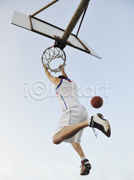 청춘(젊음) 남자 성인 성인남자한명만 한명 JPG 옆모습 포토 해외이미지 농구 농구공 농구대 덩크슛 매달리기 야외 잡기 전신 점프 주간 하늘