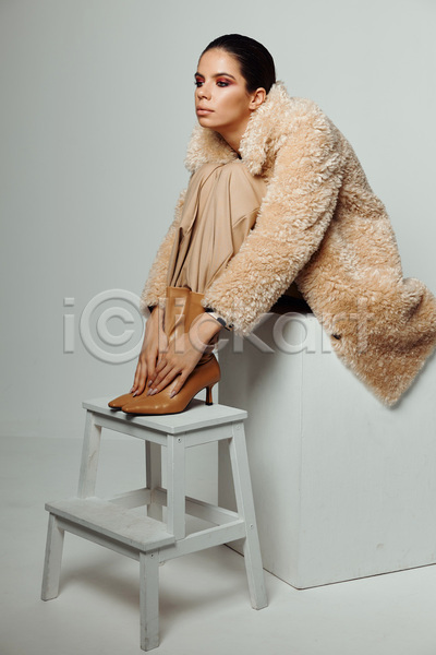 우아함 성인 성인여자한명만 여자 한명 JPG 옆모습 포토 해외이미지 가을(계절) 모델 모피코트 사다리 스타일링 실내 앉기 와이드팬츠 웅크림 전신 코트 패션