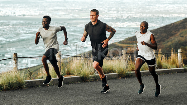 남자 성인 성인남자만 세명 JPG 앞모습 포토 해외이미지 건강 그룹 달리기 도로 야외 운동 운동복 자연 전신 조깅 주간