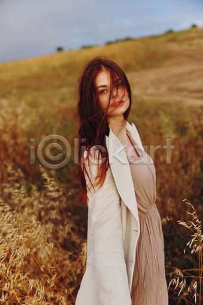 성인 성인여자한명만 여자 한명 JPG 옆모습 포토 해외이미지 가을(계절) 내추럴 밭 상반신 야외 자연 주간 코트 하늘