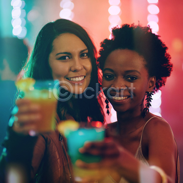 우정 축하 함께함 행복 20대 두명 성인 성인여자만 여자 JPG 옆모습 포토 해외이미지 들기 라이프스타일 상반신 실내 야간 음료 응시 잔 친구 칵테일 클럽 파티