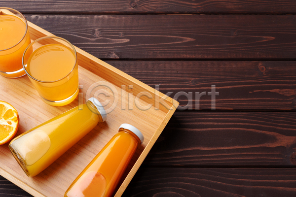 사람없음 JPG 포토 하이앵글 해외이미지 나무배경 나무쟁반 노란색 병음료 오렌지 오렌지주스 카피스페이스
