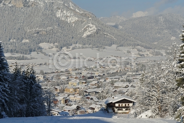 사람없음 JPG 포토 해외이미지 겨울 겨울풍경 눈(날씨) 눈덮임 마을 마을전경 설산 야외 전경 주간 주택