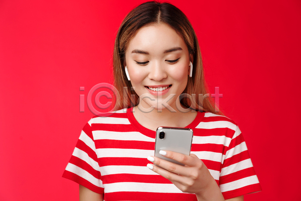 즐거움 동양인 성인 성인여자한명만 여자 한명 JPG 앞모습 포토 해외이미지 노래감상 들기 무선이어폰 빨간색 상반신 스마트폰 실내 웃음