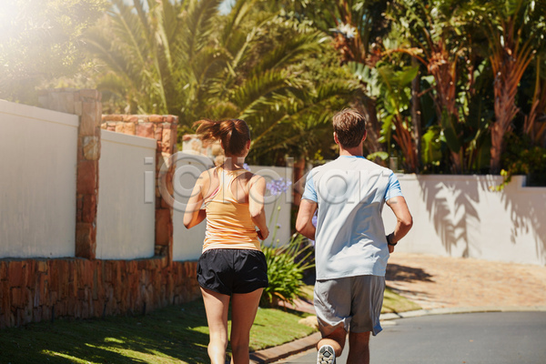 함께함 남자 두명 성인 성인만 여자 JPG 뒷모습 포토 해외이미지 건강 달리기 상반신 야외 운동 조깅 주간 카피스페이스 커플 햇빛