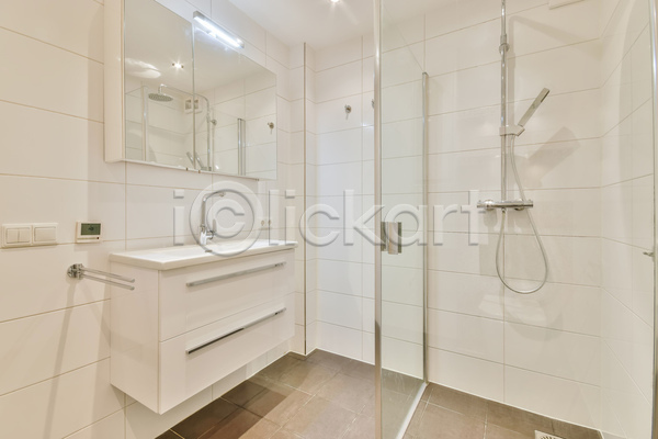 사람없음 JPG 포토 해외이미지 거울 샤워기 세면대 실내 심플 욕실 인테리어 화장실