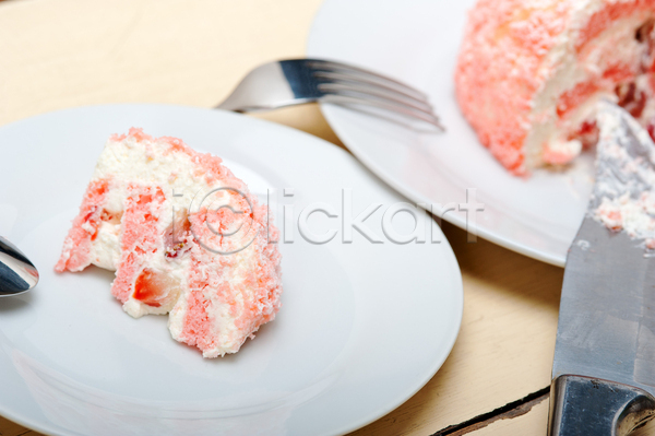 달콤 사람없음 JPG 포토 해외이미지 나이프 딸기 딸기케이크 맛있는 분홍색 생크림 접시 케이크 포크